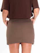 Saia curta Honey na cor marrom da marca Greenish, perfeita para um look casual e estiloso.