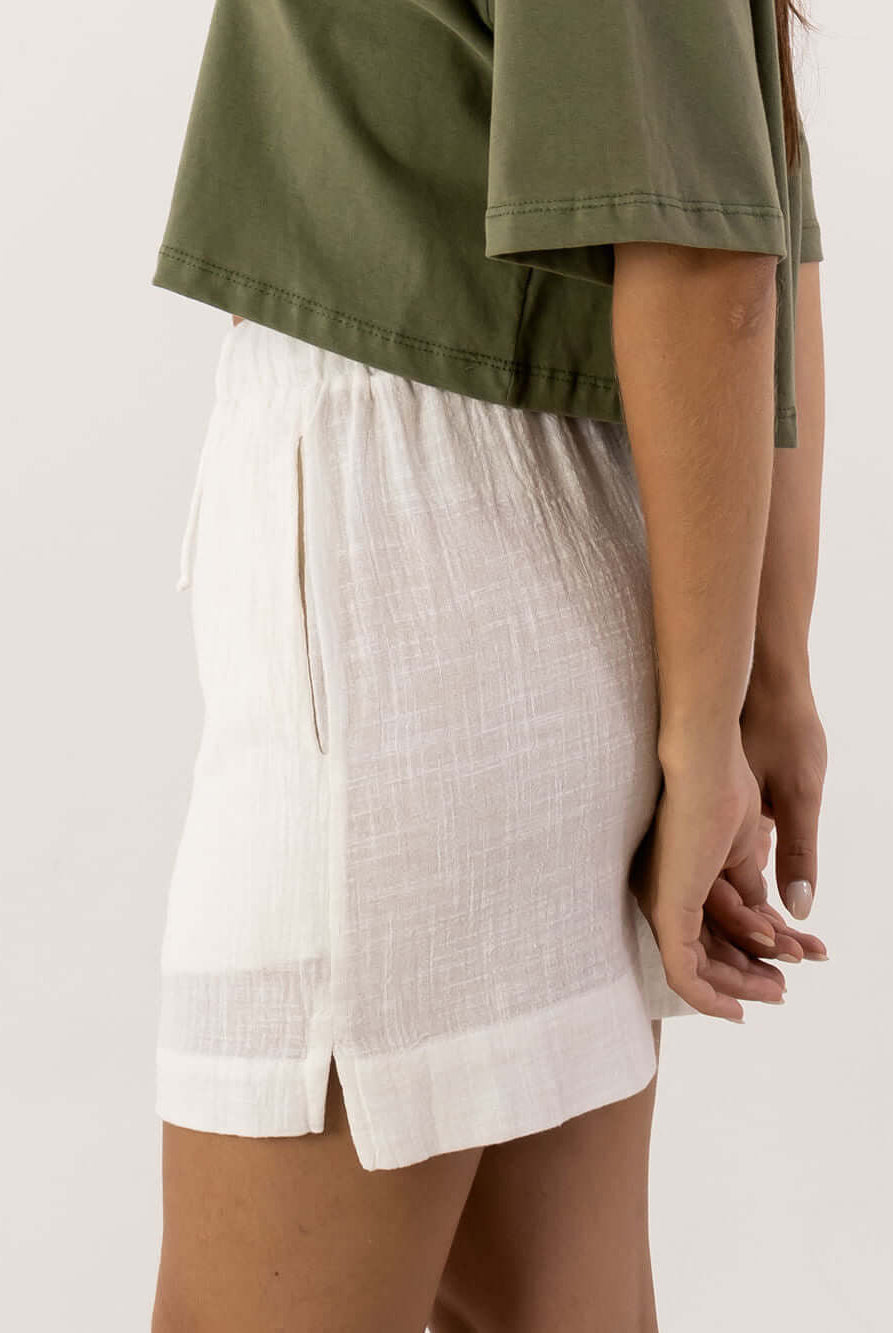 Saia curta Íris off white da Greenish com corte moderno, perfeita para look casual e confortável.