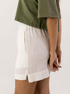 Saia curta Íris off white da Greenish com corte moderno, perfeita para look casual e confortável.