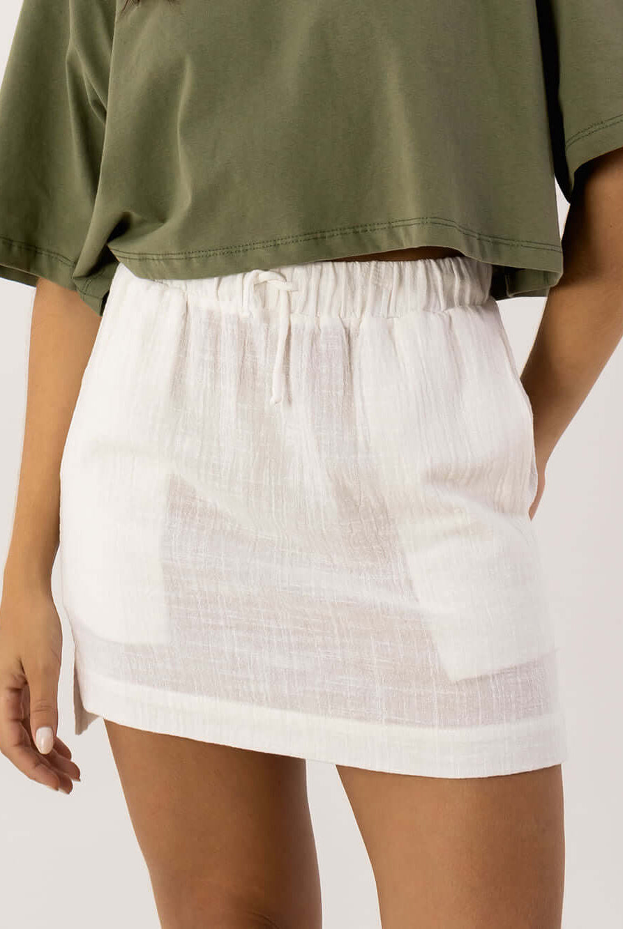 Saia curta Íris Off White da marca Greenish, ideal para looks frescos e modernos.