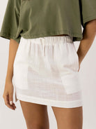 Saia curta Íris Off White da marca Greenish, ideal para looks frescos e modernos.