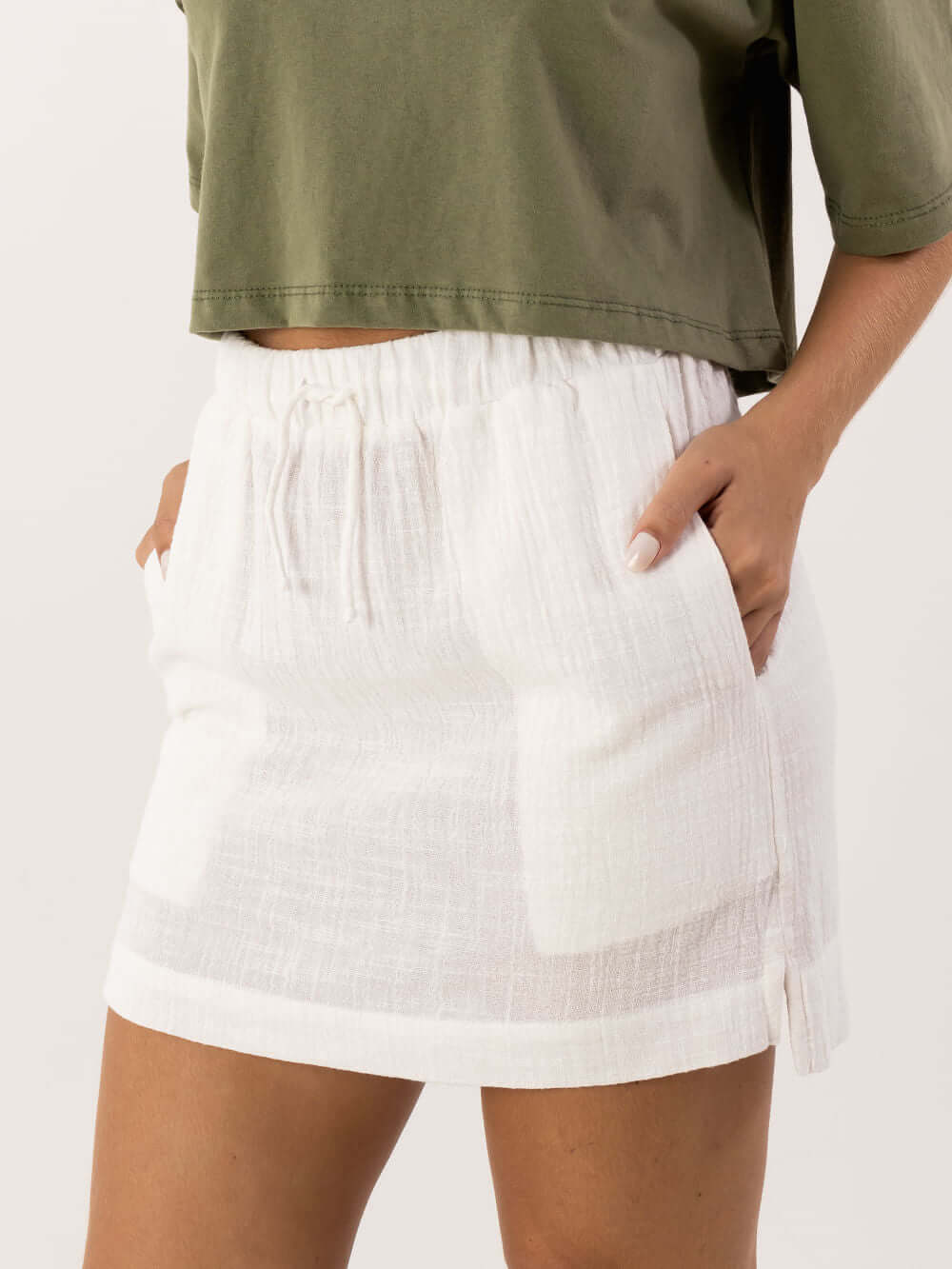Saia curta Íris off white da marca Greenish, com cintura elástica e bolsos, ideal para looks casuais.