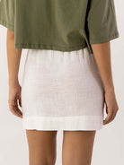 Saia curta Íris off white da marca Greenish vista de trás, tecido leve e confortável.