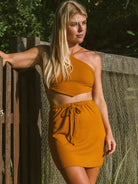 Saia Curta Lola amarela da marca Greenish, com malha canelada e cós elástico, ideal para looks casuais e confortáveis.