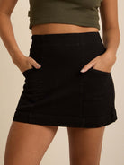 Saia Curta Naty em preto da Greenish, estilo moderno com bolsos e conforto, perfeita para qualquer ocasião.