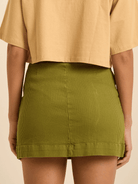 Saia Curta Naty da Greenish em verde musgo com modelagem em A, perfeita para estilo e conforto.