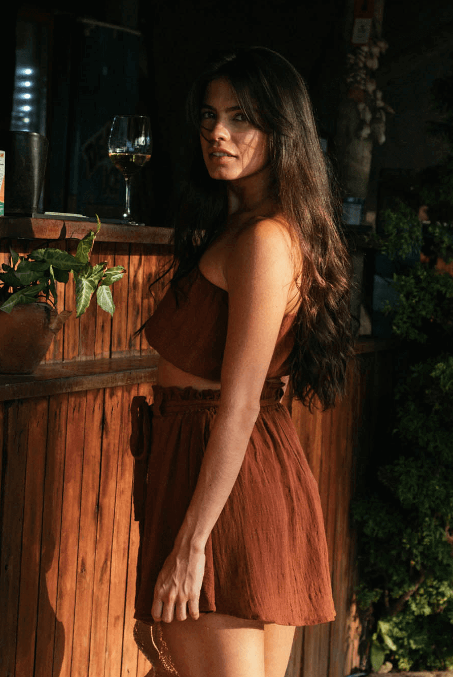 Saia Curta Stela na cor Chocolate, modelo solto com elástico e faixa, da marca Greenish, em algodão sustentável.