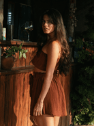 Saia Curta Stela na cor Chocolate, modelo solto com elástico e faixa, da marca Greenish, em algodão sustentável.