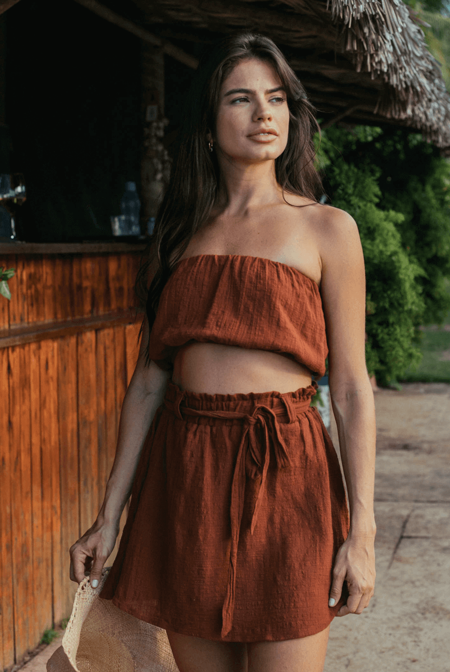 Saia curta Stela da Greenish em chocolate, feita de algodão sustentável, com cós elástico e detalhes em babado.