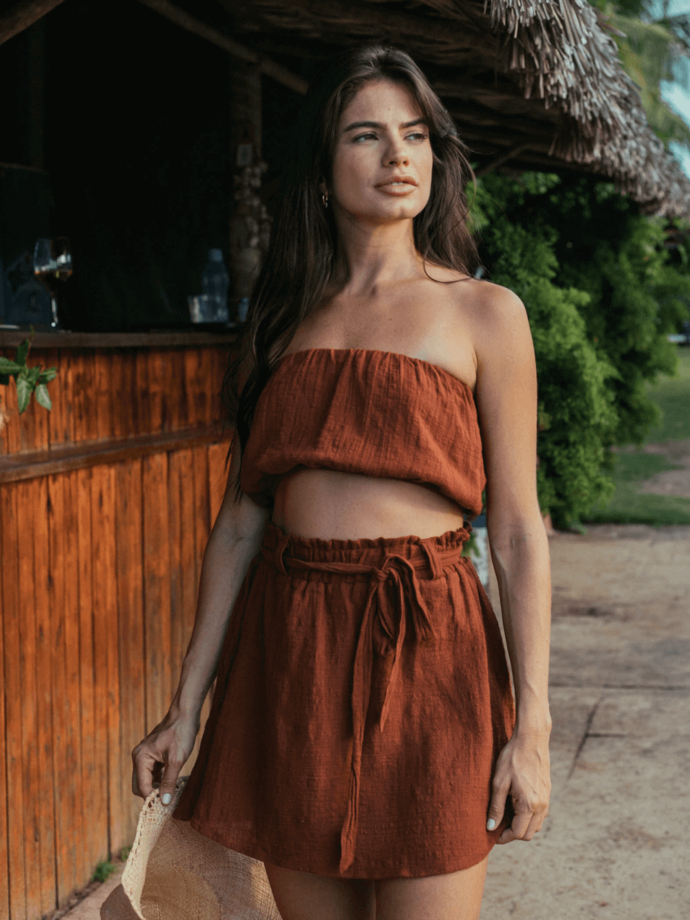 Saia curta Stela da Greenish em chocolate, feita de algodão sustentável, com cós elástico e detalhes em babado.