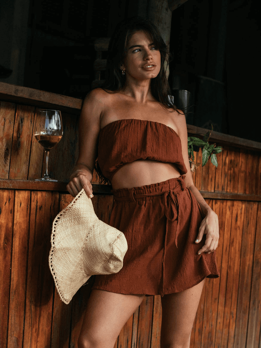 Saia curta Stela da Greenish em tom chocolate, modelo solto com babado e faixa para amarrar, produzido em algodão sustentável.