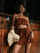 Saia curta Stela da Greenish em tom chocolate, modelo solto com babado e faixa para amarrar, produzido em algodão sustentável.