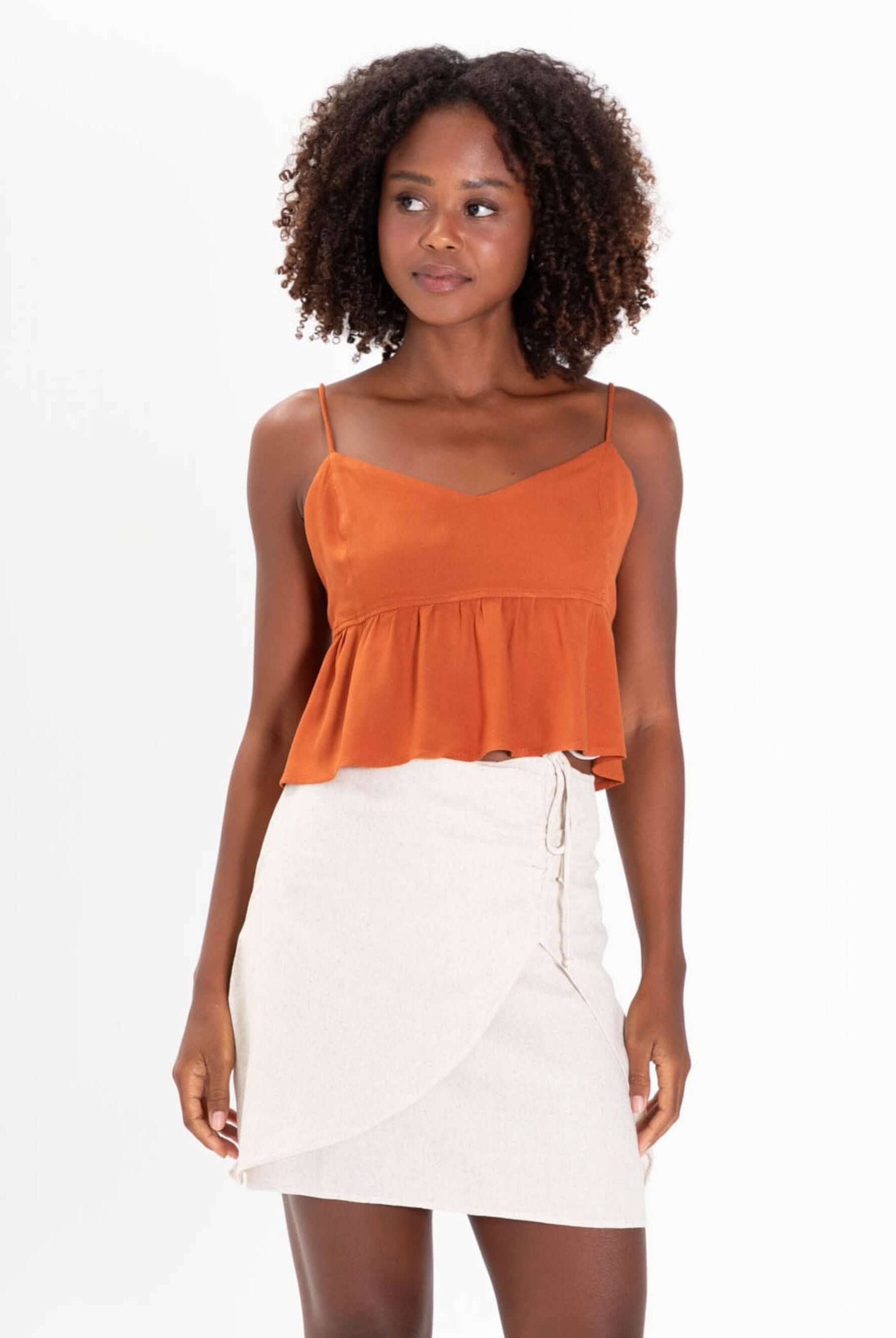 Saia curta envelope feminina da Greenish, com modelagem assimétrica e amarração, ideal para looks modernos e confortáveis.