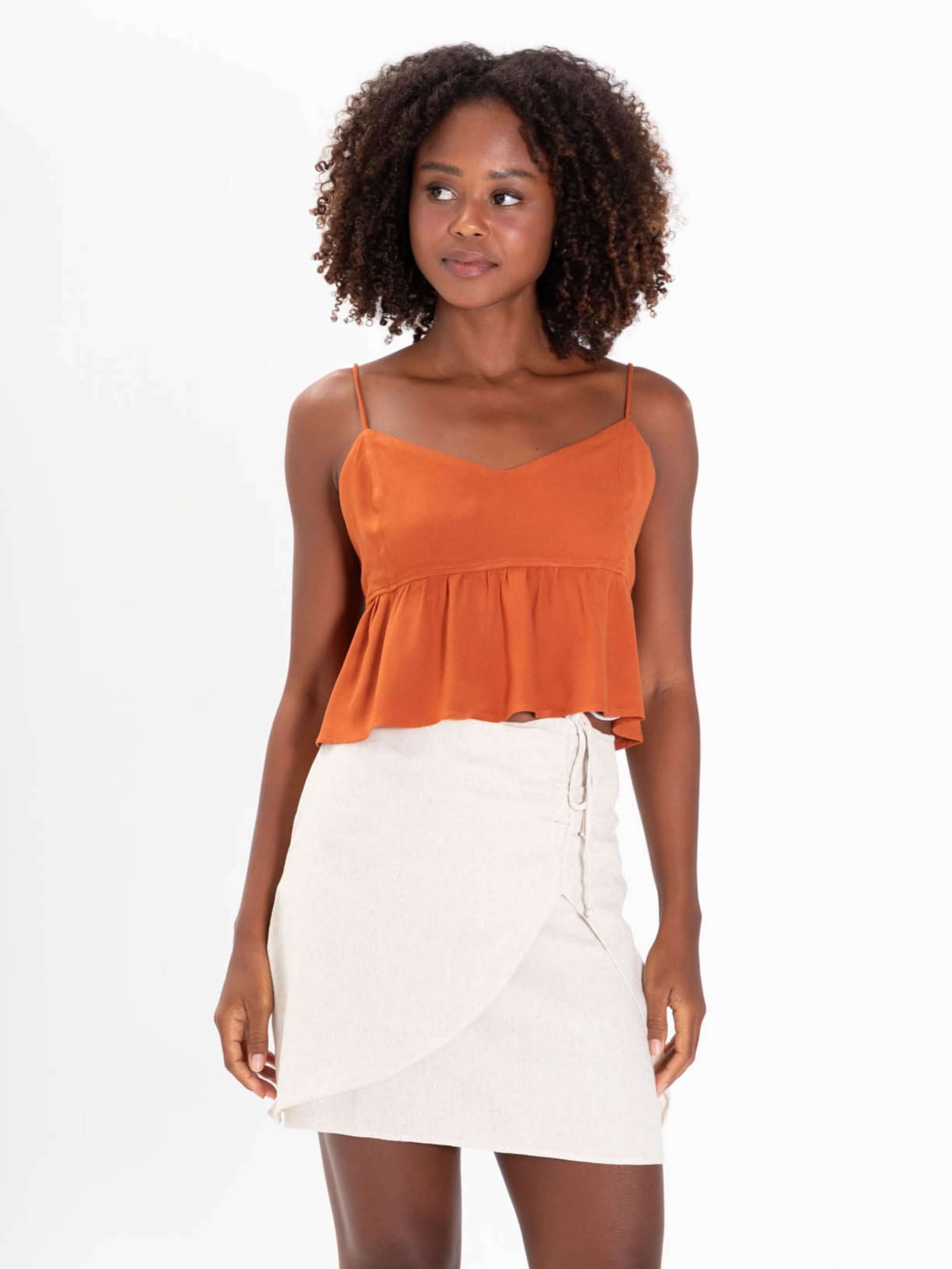 Saia curta envelope feminina da Greenish, com modelagem assimétrica e amarração, ideal para looks modernos e confortáveis.