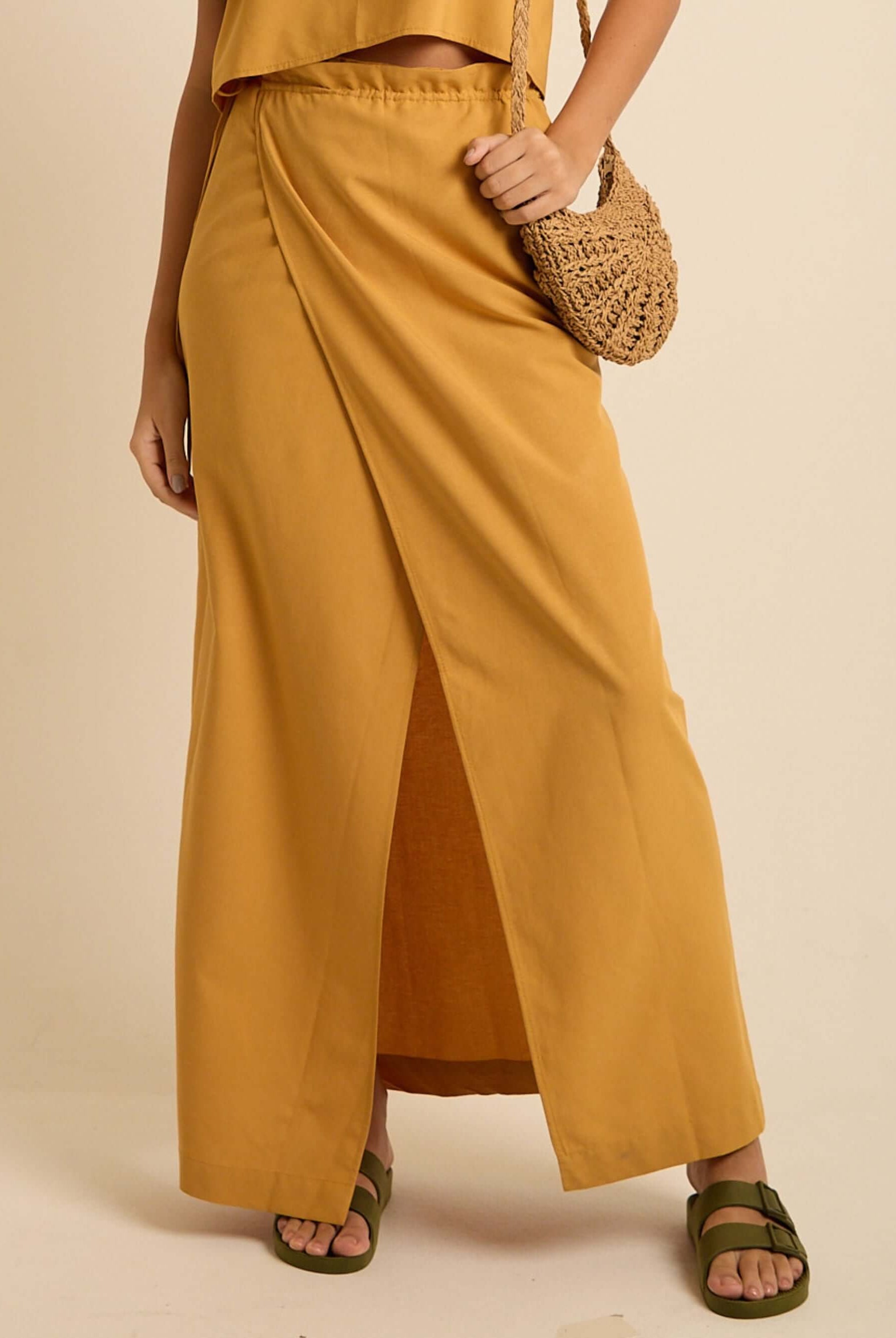 Saia Longa Envelope Hera bege da Greenish, fluida e confortável, com caimento soltinho e detalhes modernos.