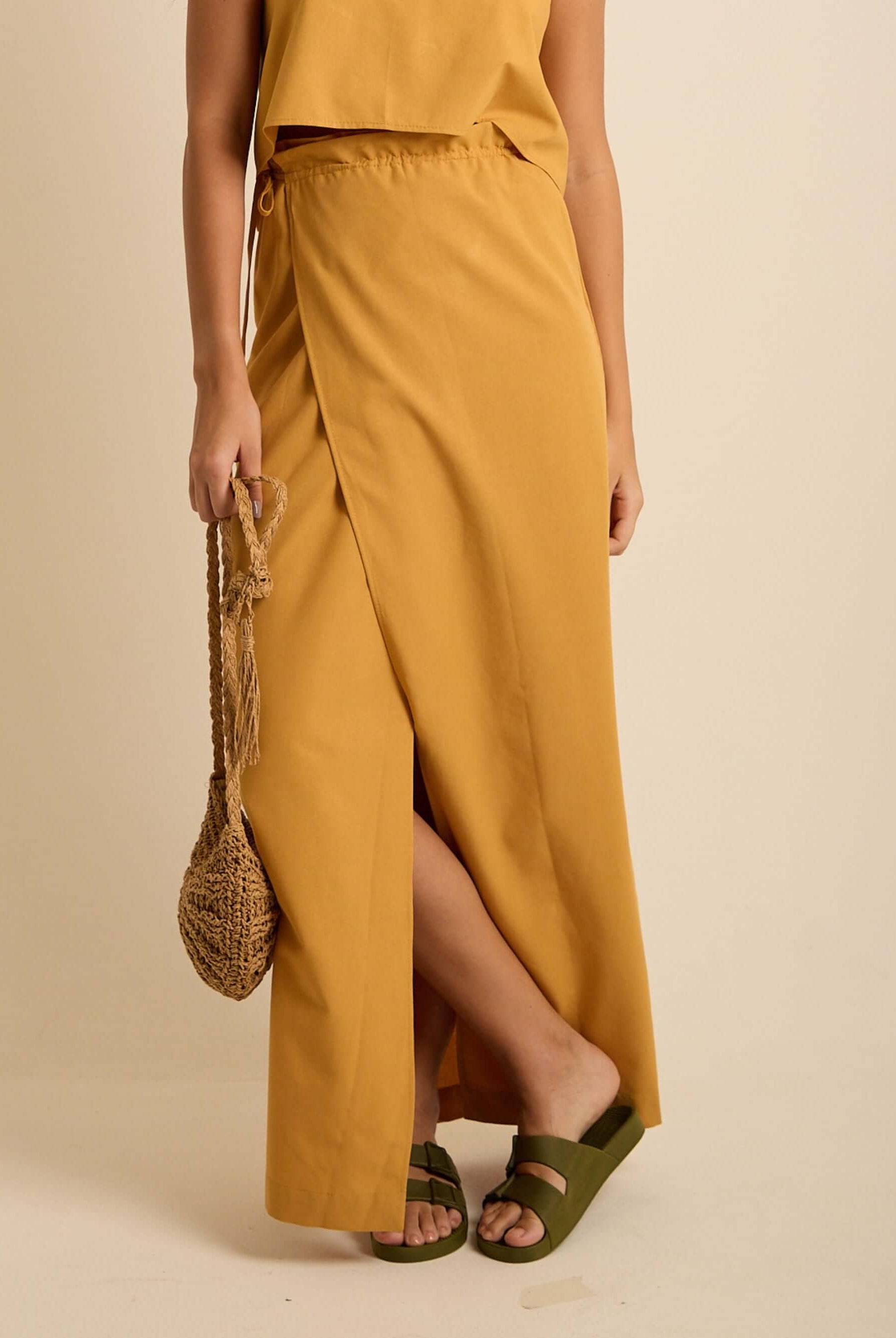 Saia Longa Envelope Hera bege da marca Greenish, elegante e confortável, com caimento soltinho e amarrações modernas.