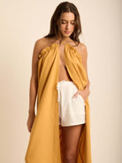 Saia Longa Envelope Hera bege da Greenish, fluida e confortável, com caimento soltinho e amarrações modernas.