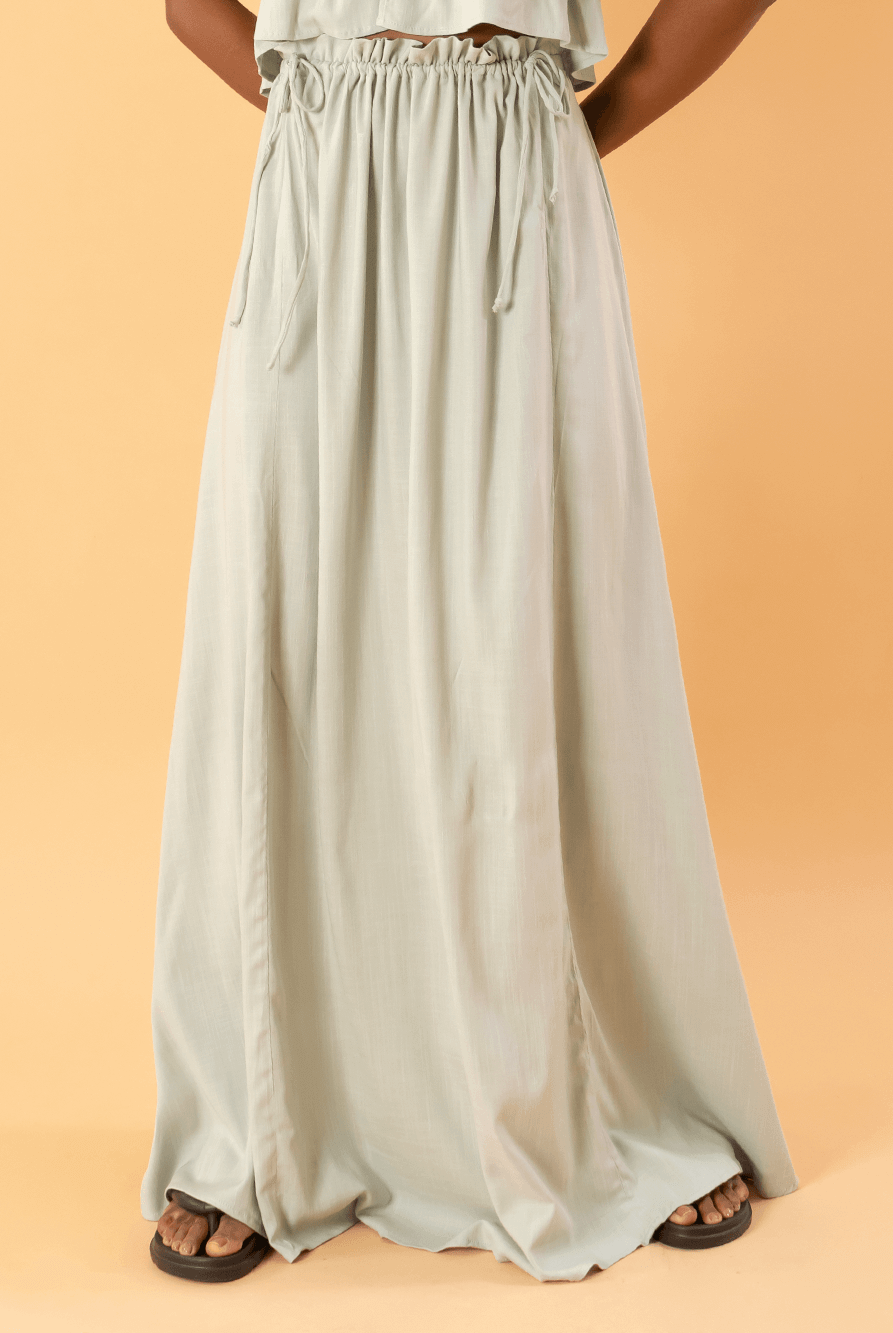 Saia longa Kali verde da Greenish, com design fluido e confortável, ideal para looks minimalistas.