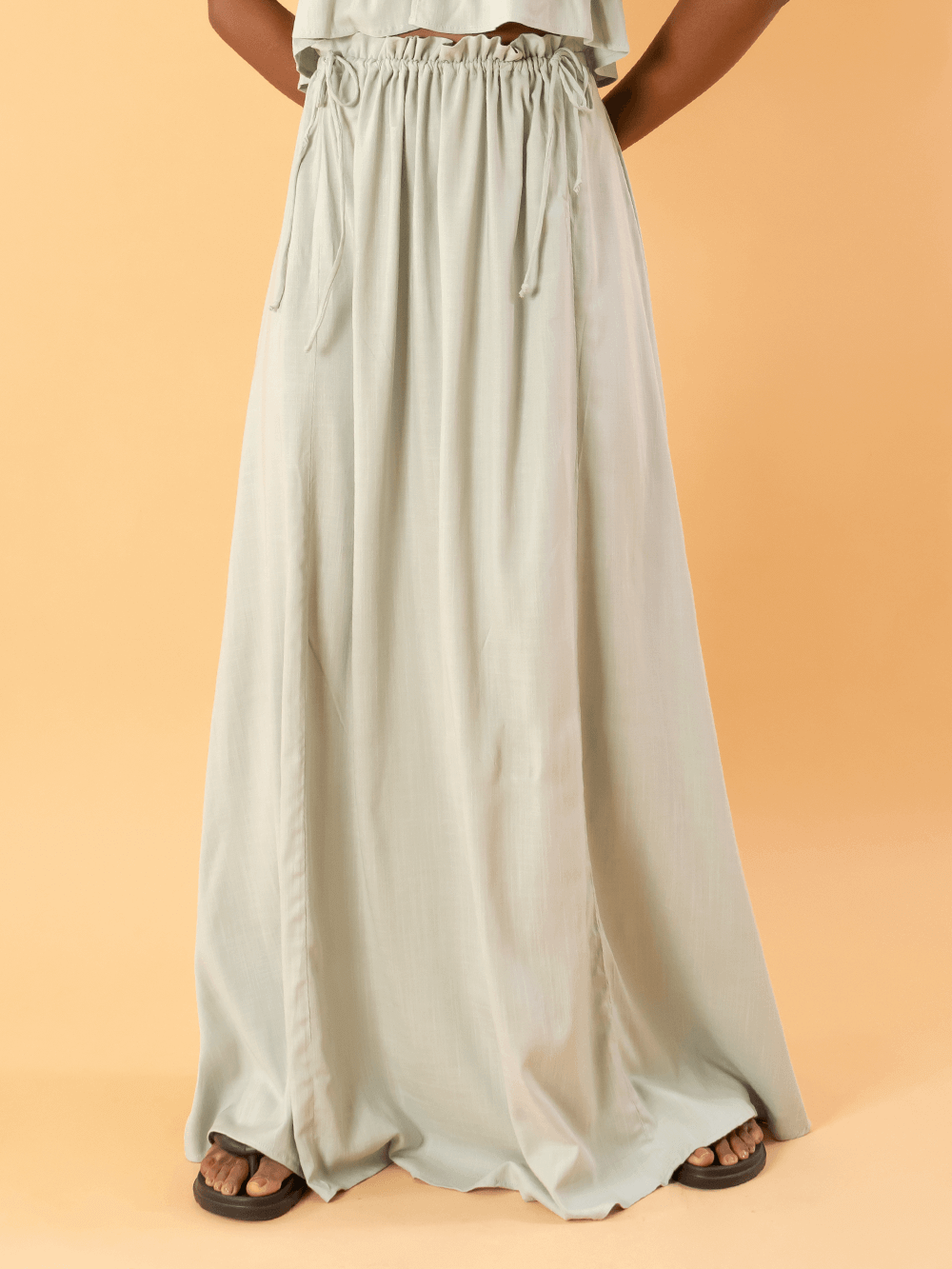 Saia longa Kali verde da Greenish, com design fluido e confortável, ideal para looks minimalistas.