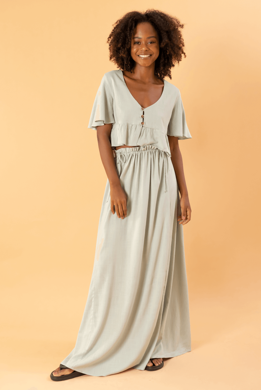 Saia longa Kali Verde da Greenish, com design fluido e leveza, ideal para looks confortáveis e modernos.