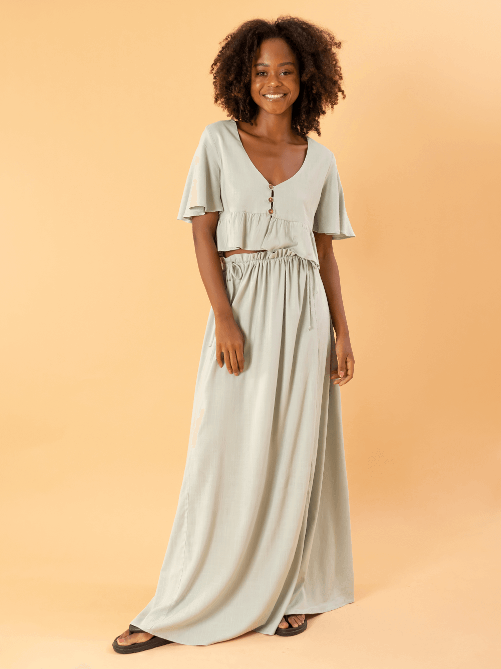 Saia longa Kali Verde da Greenish, com design fluido e leveza, ideal para looks confortáveis e modernos.