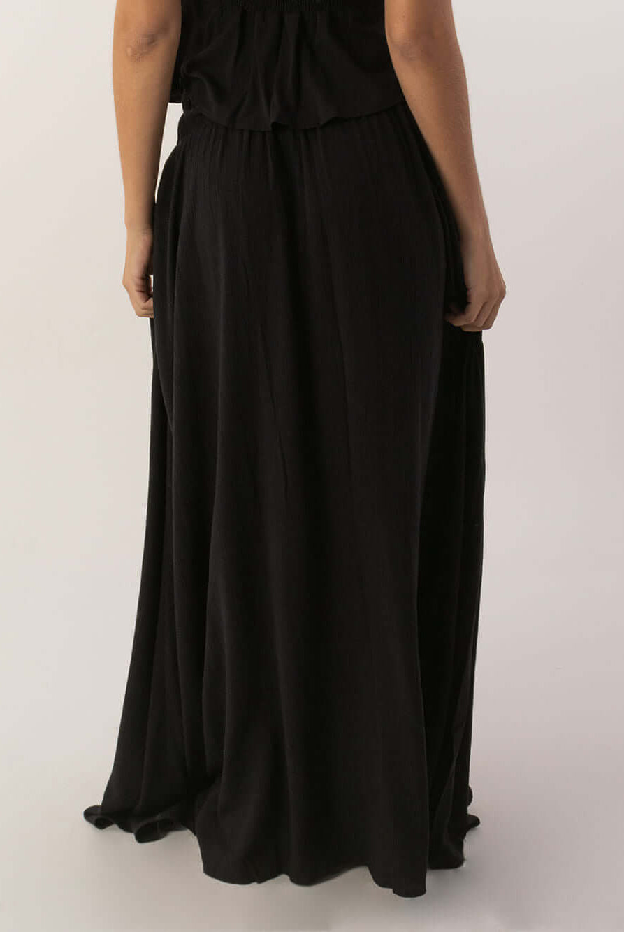 Saia longa preta da marca Greenish, apresentada na vista traseira, com caimento leve e confortável.
