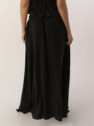 Saia longa preta da marca Greenish, apresentada na vista traseira, com caimento leve e confortável.