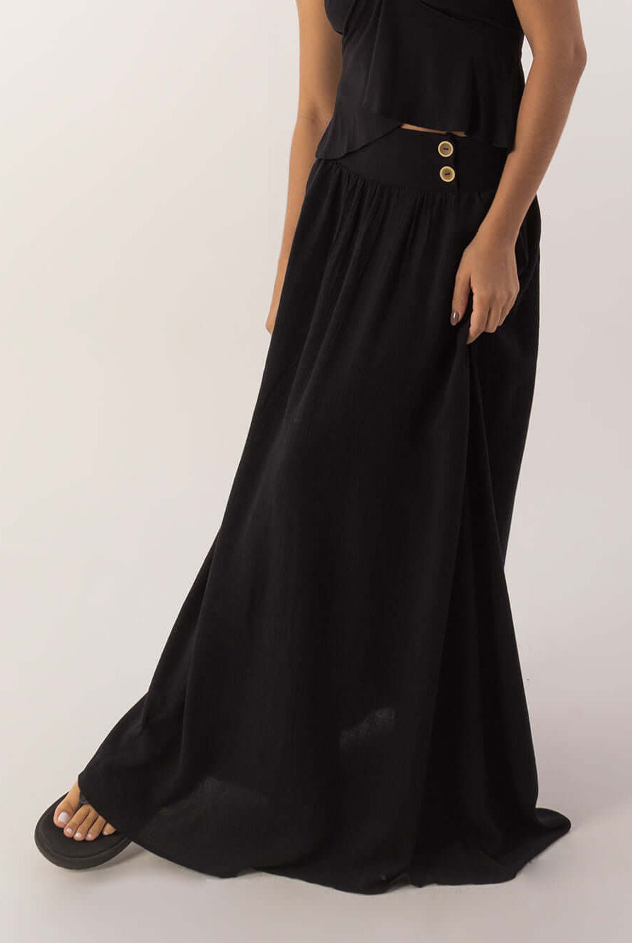 Saia longa preta da marca Greenish, com detalhes de botões, ideal para looks elegantes e descontraídos.