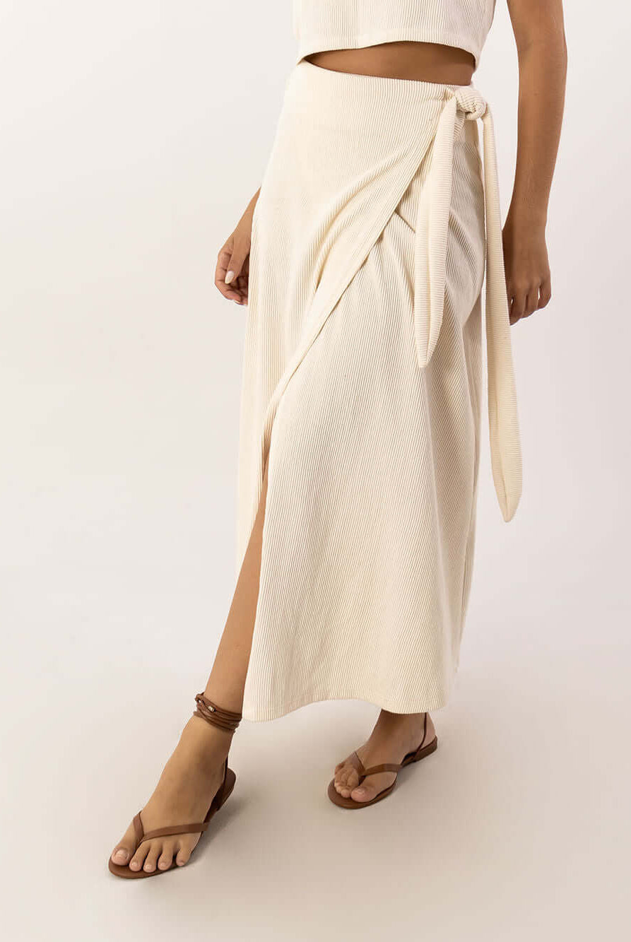 Saia Midi Envelope Tainá da Greenish em tom natural, leve e moderna, ideal para mulheres que buscam elegância e conforto.