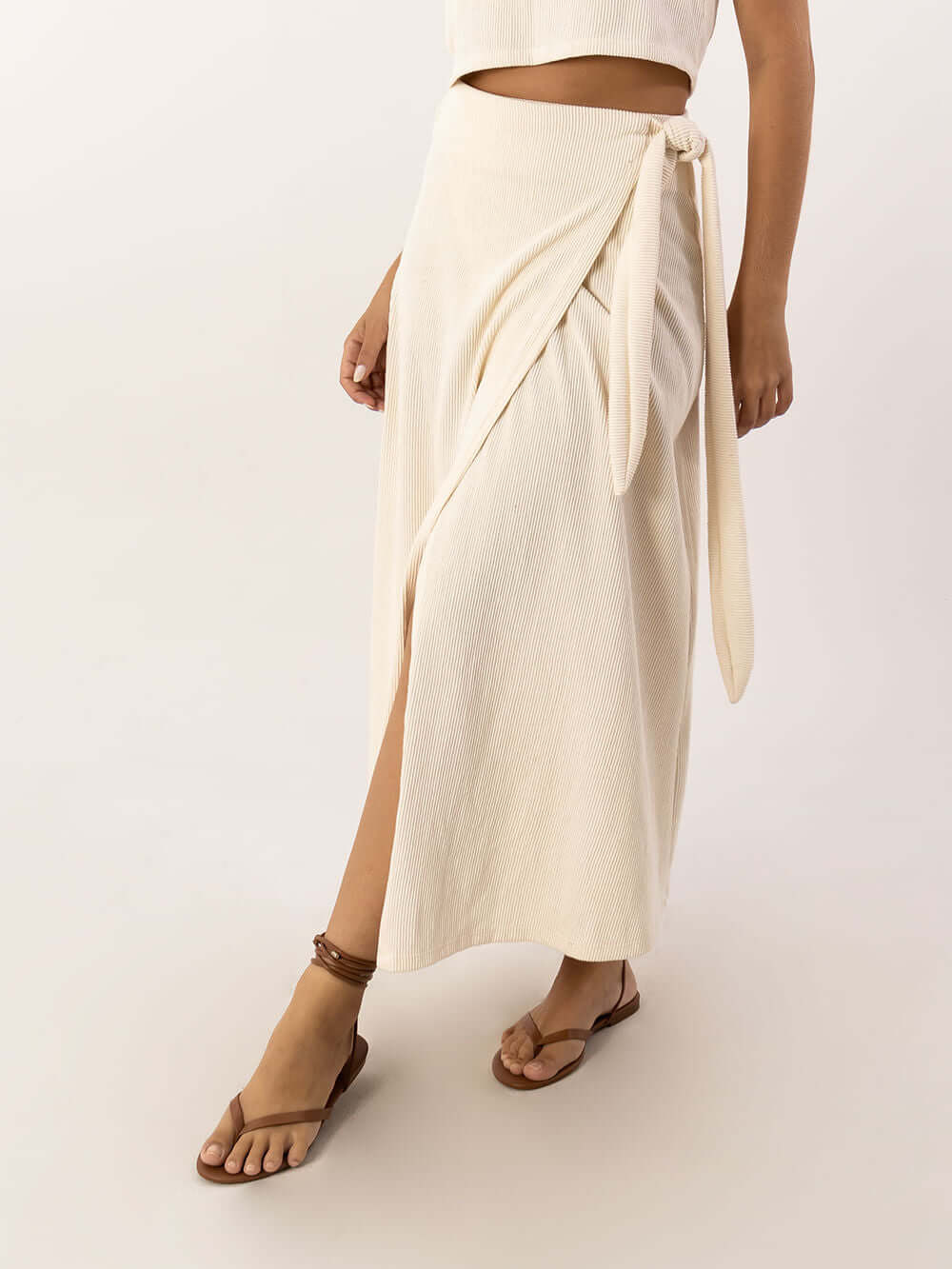 Saia Midi Envelope Tainá da Greenish em tom natural, leve e moderna, ideal para mulheres que buscam elegância e conforto.