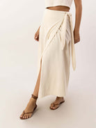 Saia Midi Envelope Tainá da Greenish em tom natural, leve e moderna, ideal para mulheres que buscam elegância e conforto.