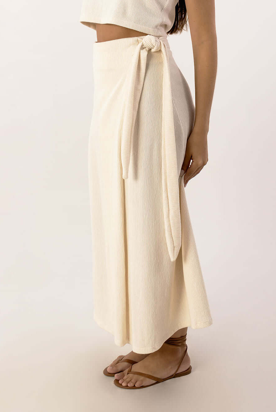 Saia Midi Envelope Tainá da Greenish em tom natural, leve e casual, com cintura ajustável para um caimento perfeito.