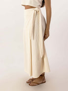 Saia Midi Envelope Tainá da Greenish em tom natural, leve e casual, com cintura ajustável para um caimento perfeito.