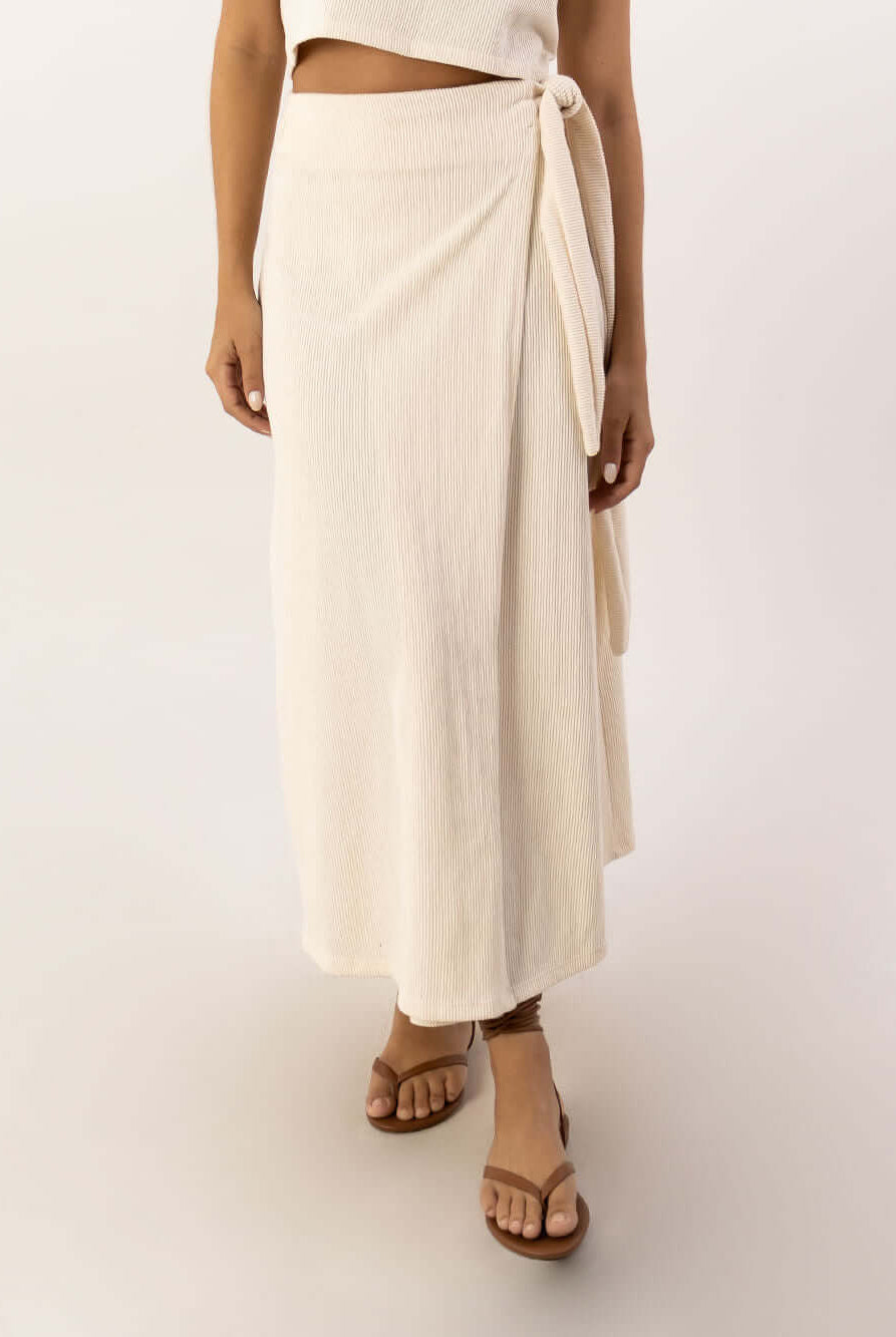 Saia Midi Envelope Tainá da Greenish, leve e elegante, ideal para um look casual e feminino.