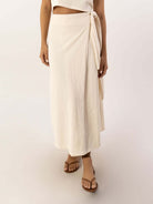 Saia Midi Envelope Tainá da Greenish, leve e elegante, ideal para um look casual e feminino.