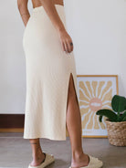 Saia Midi Fran bege da Greenish com fenda lateral, conforto e elegância para um look feminino despojado.