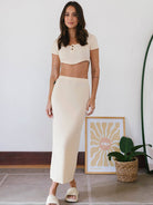 Saia Midi Fran bege da Greenish, com fenda lateral e caimento ajustado, perfeito para looks elegantes e confortáveis.