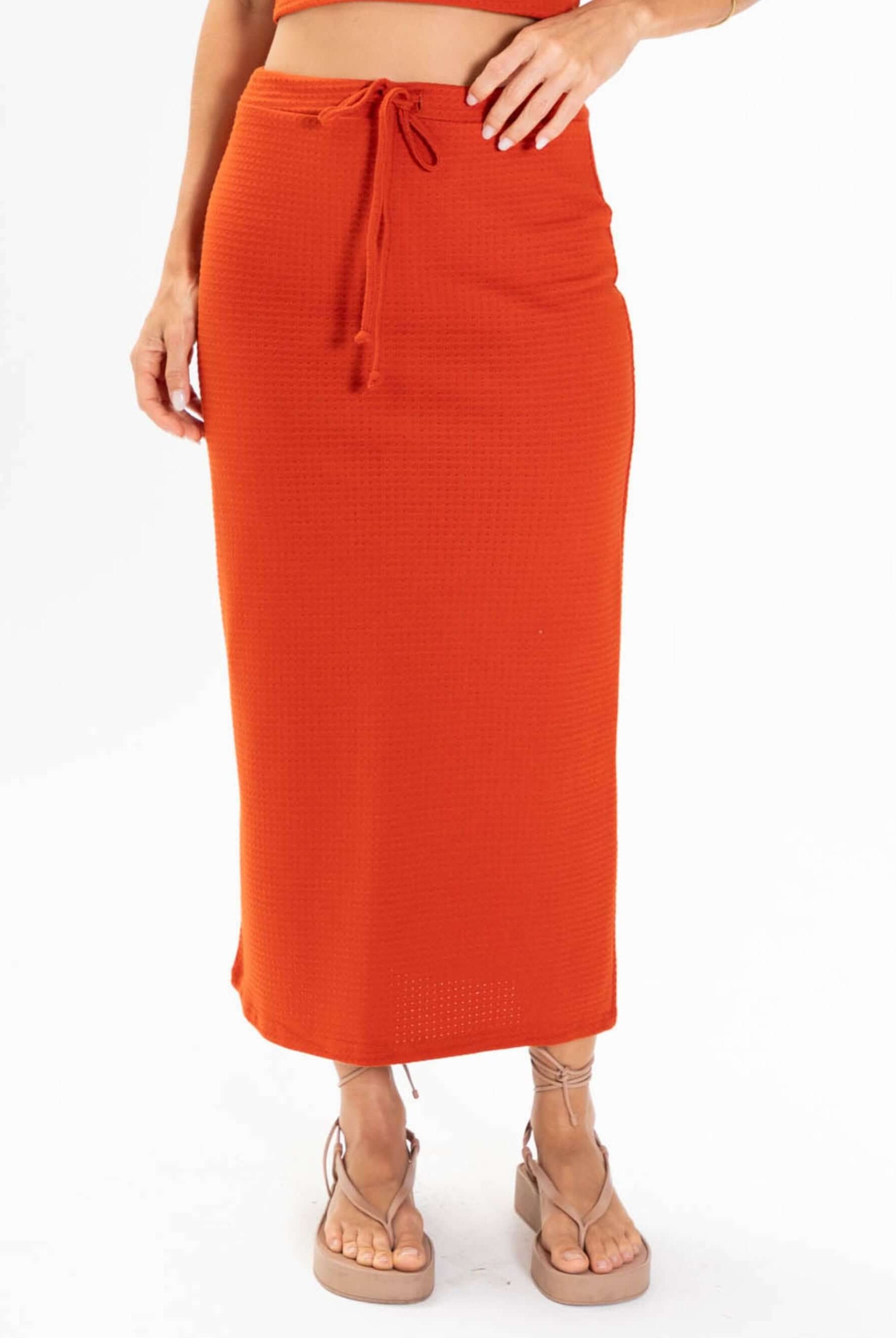 Saia midi Issy Telha da Greenish, ajuste em cadarço, versatile e elegante, ideal para diversas ocasiões.