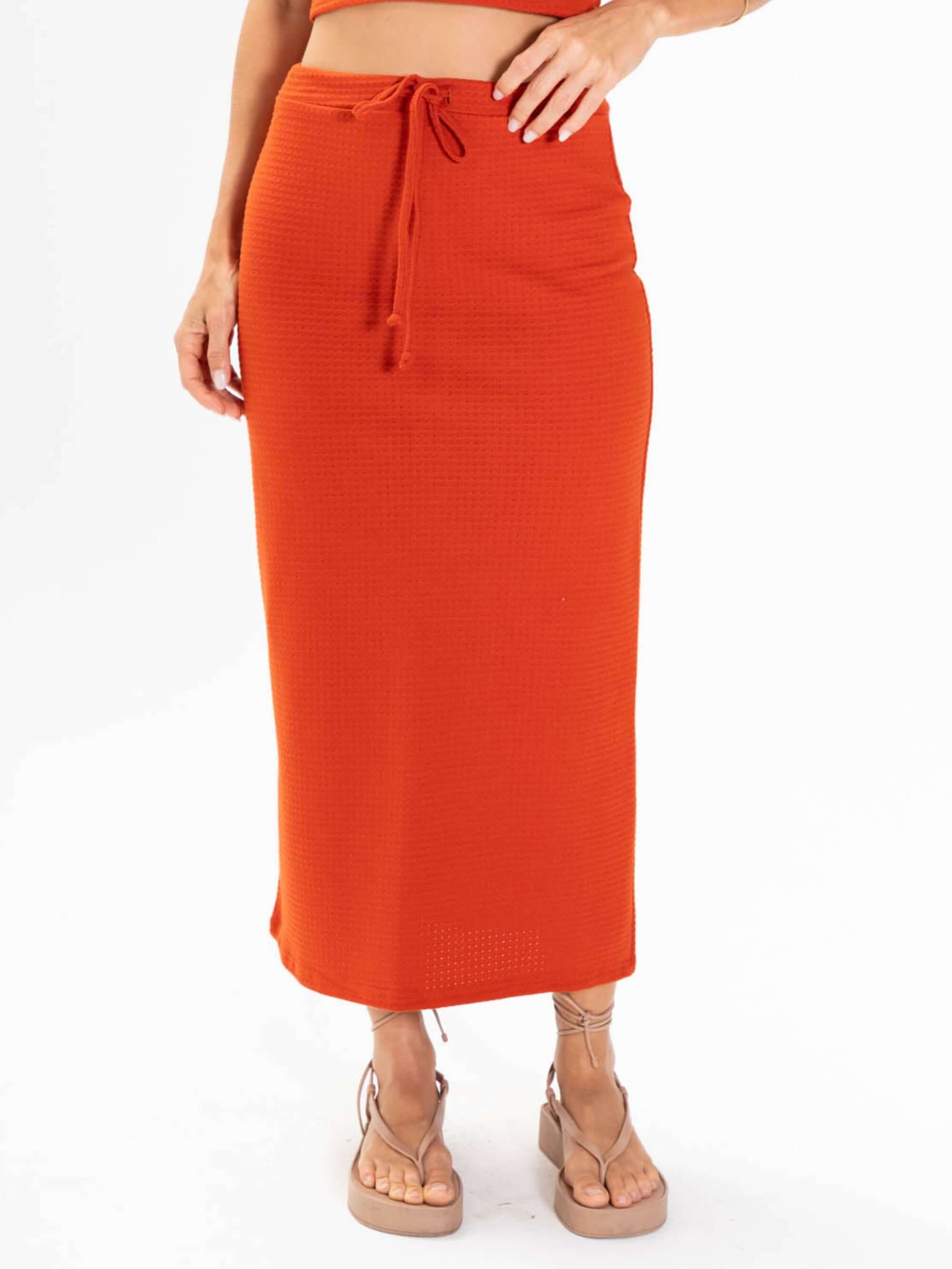 Saia midi Issy Telha da Greenish, ajuste em cadarço, versatile e elegante, ideal para diversas ocasiões.