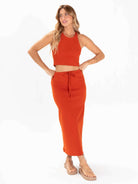 Saia midi Issy Telha da Greenish, com cós ajustável e design versátil, perfeita para looks sofisticados.