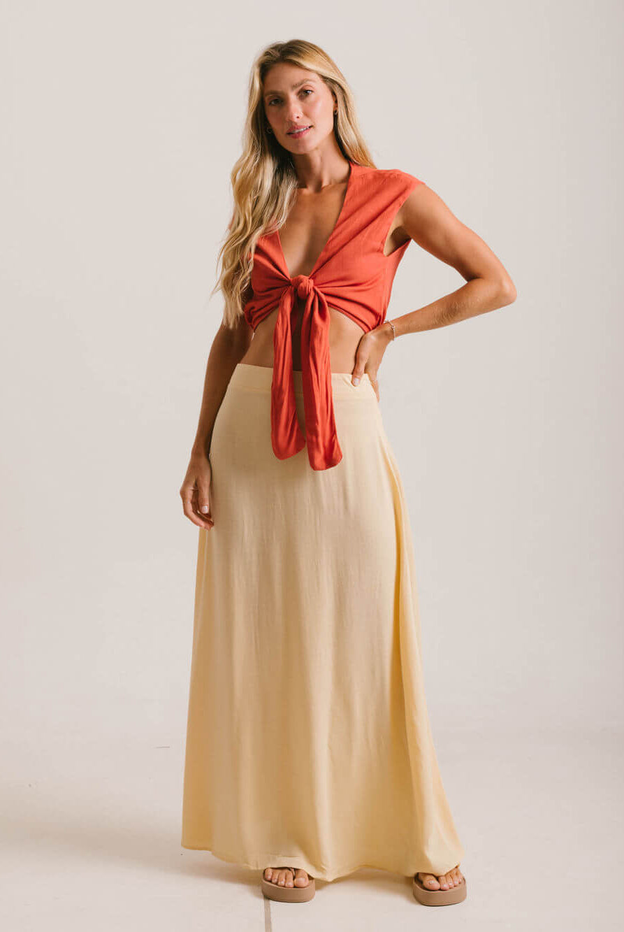 Saia midi bege da Greenish, com abertura lateral e caimento leve, ideal para looks elegantes.