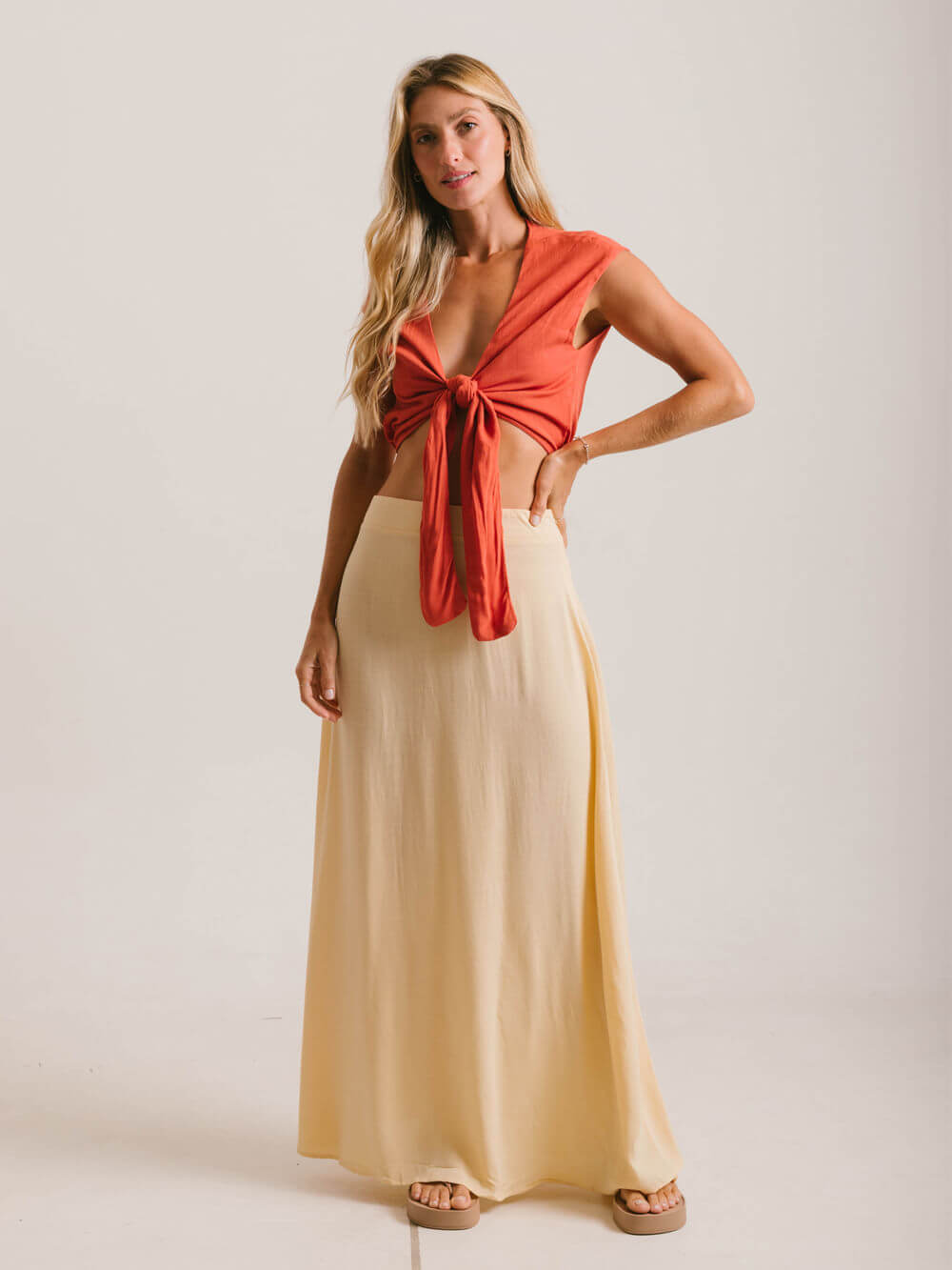 Saia midi bege da Greenish, com abertura lateral e caimento leve, ideal para looks elegantes.