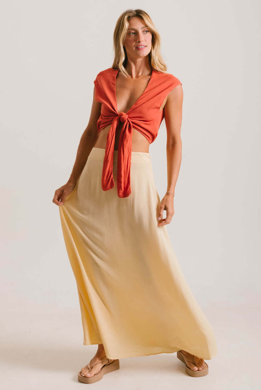 Saia midi bege da Greenish, leve e fluida, com zíper invisível e caimento amplo, perfeita para o verão.