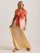 Saia midi bege da Greenish, leve e fluida, com zíper invisível e caimento amplo, perfeita para o verão.