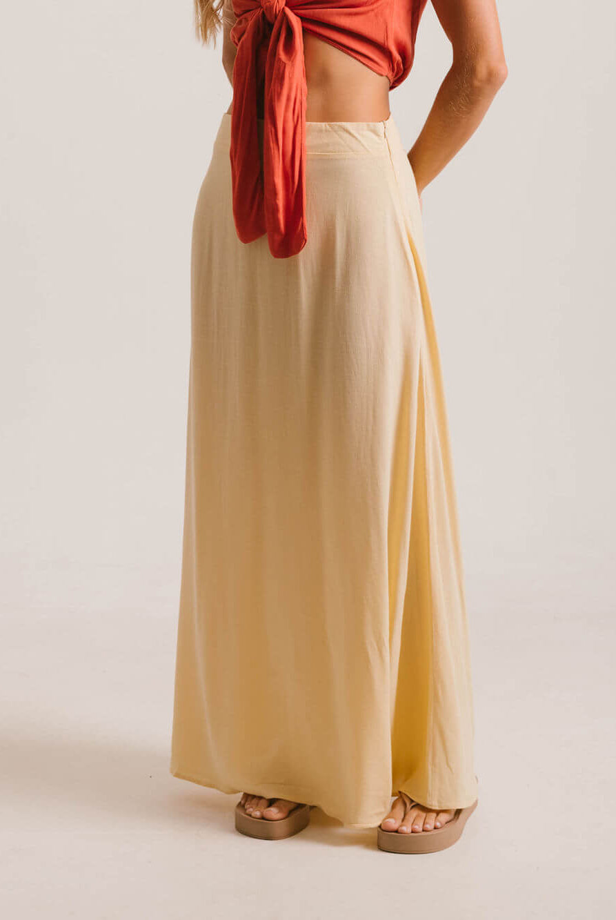 Saia midi bege da Greenish, com modelagem ampla e caimento leve, ideal para looks fluidos e elegantes.