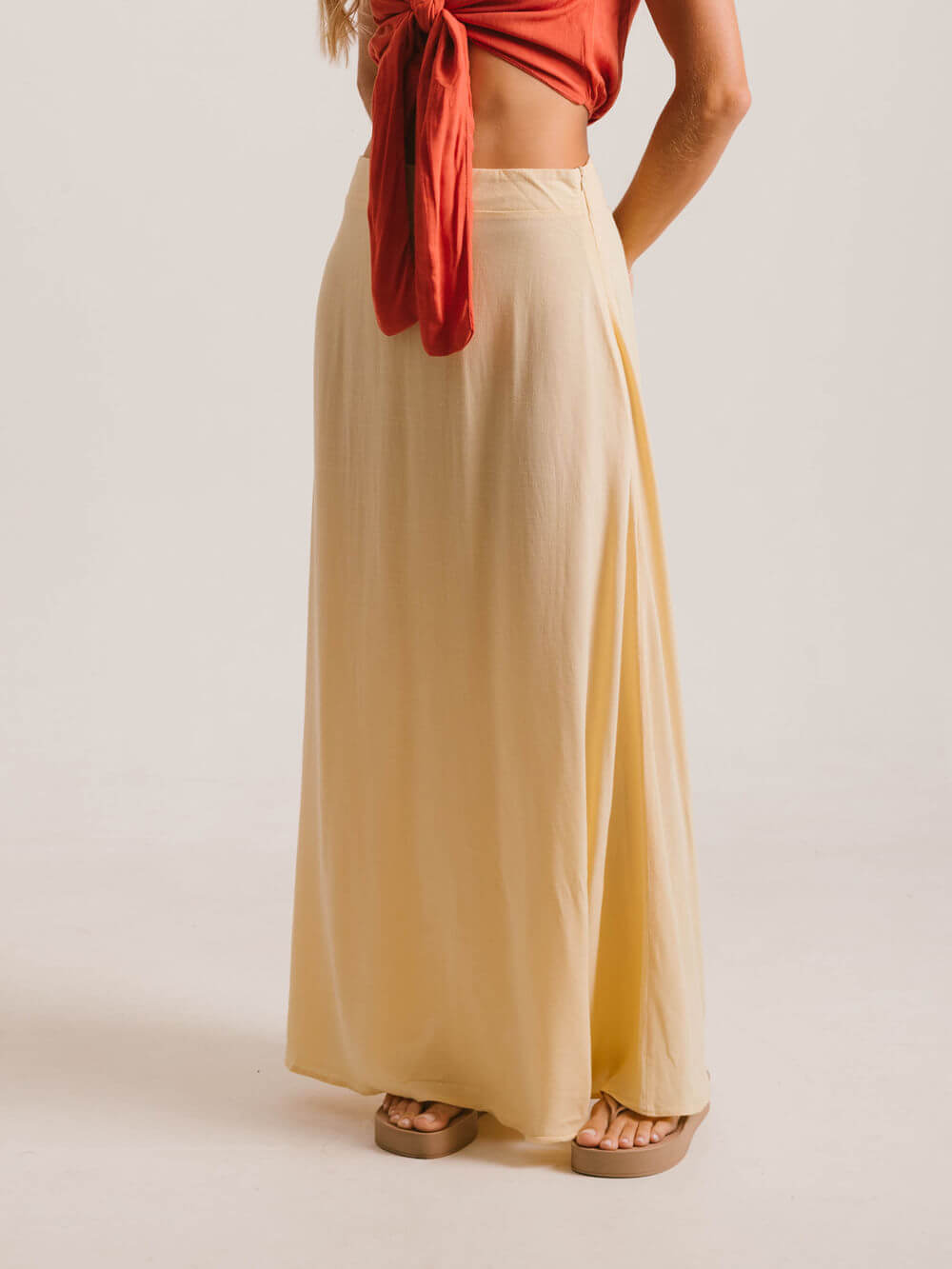 Saia midi bege da Greenish, com modelagem ampla e caimento leve, ideal para looks fluidos e elegantes.