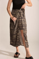 Saia Midi Soul Chumbo com estampa tie dye, leve e confortável, ideal para o lifestyle ao ar livre.