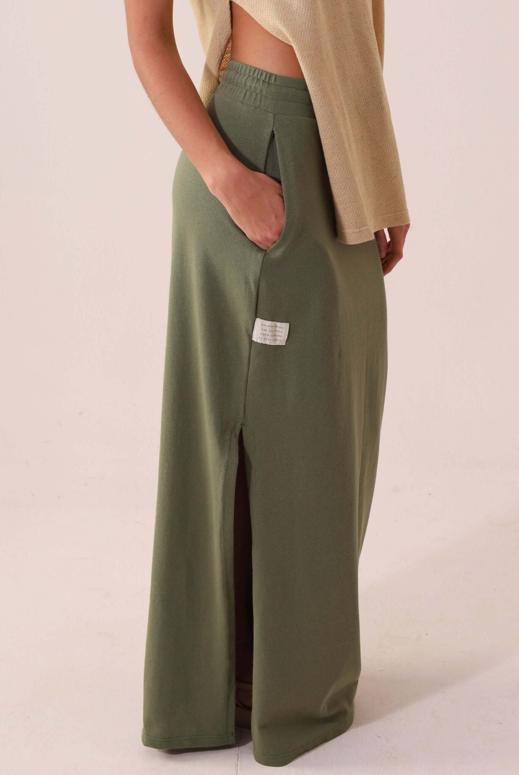 SAIA MIDI DÉA - VERDE CLARO da Greenish: saia reta midi, malha canelada, cintura elástica, fenda lateral, conforto e ajuste perfeito.