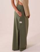 SAIA MIDI DÉA - VERDE CLARO da Greenish: saia reta midi, malha canelada, cintura elástica, fenda lateral, conforto e ajuste perfeito.