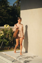 SAIDA DE BANHO MAITE - AREIA da Greenish, saída de praia crochet com mangas morcego, estilo e conforto para dias ao sol.